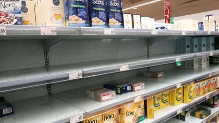Италианците в паника заради коронавируса, изпразниха магазините (снимки)