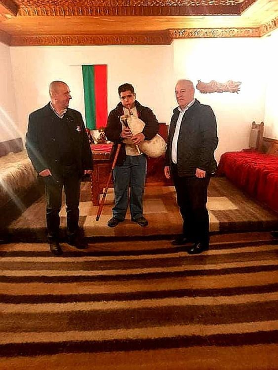 Костадин от Широка лъка получи като подарък мечтаната гайда