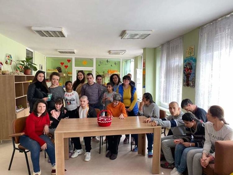Младежите от ГЕРБ закичиха деца, акушерки и родилки за Баба Марта