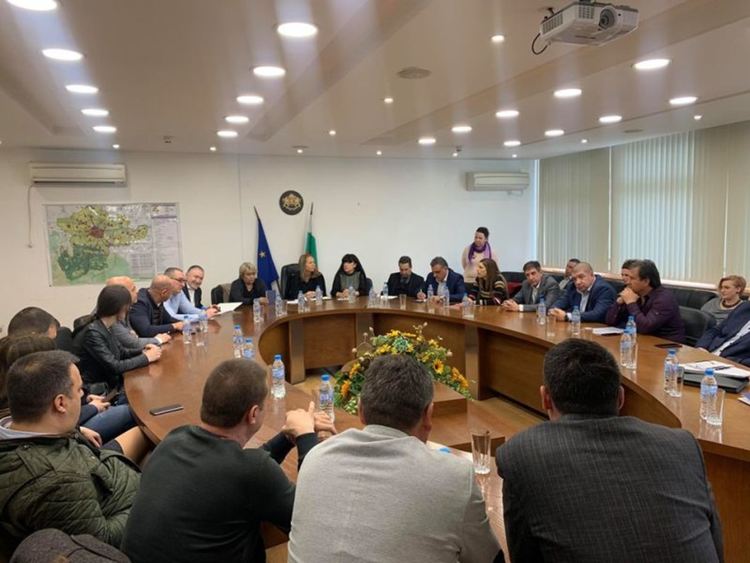 Кметове и директори на болници в Пловдивско на среща за COVID-19
