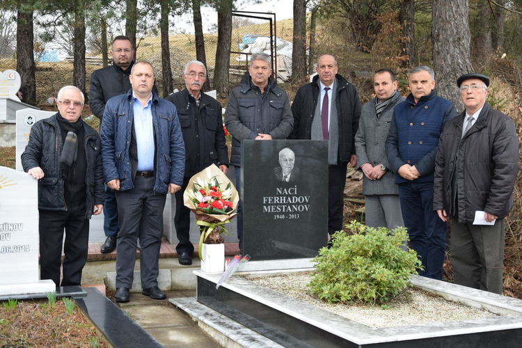 Кметът на Ардино положи цветя на гроба на видния поет Наджи Ферхадов 