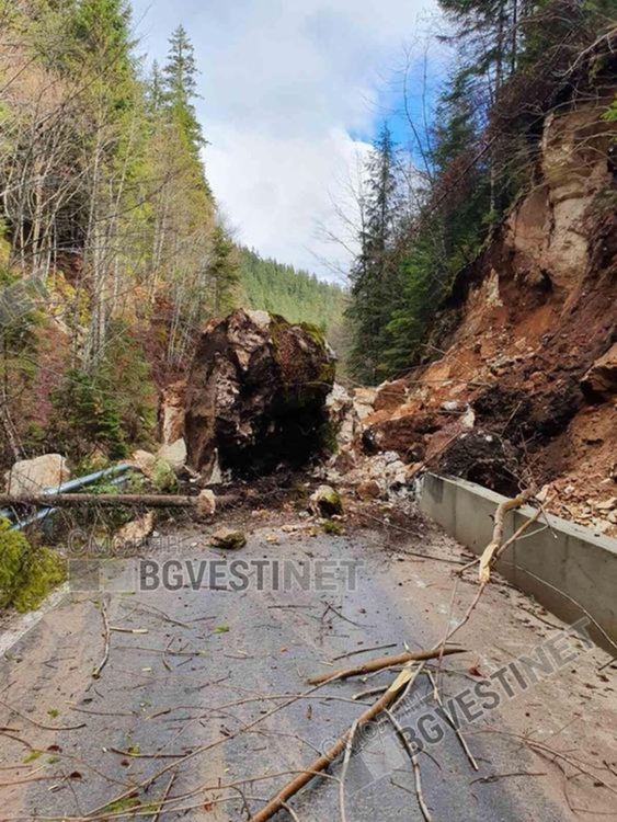 Носят хляб на ръка до Чала, боринското село е откъснато вече 24 часа от срутище