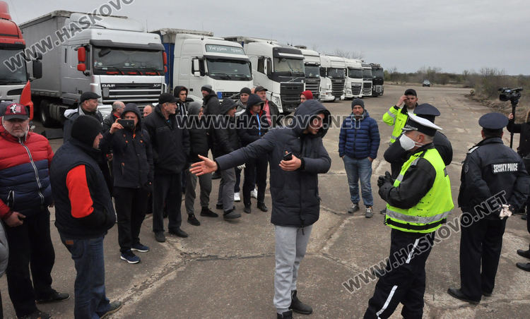 Доставят храна и вода за шофьорите на буферния паркинг, те искат алкохол, цигари и жени