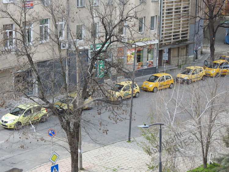 Таксиметрови фирми и шофьори в Кърджали пред фалит, няма пътници