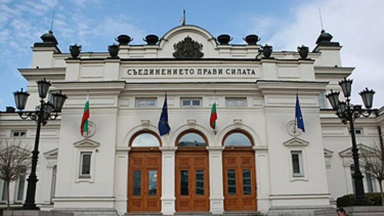 Депутатите се карат за заплатите си, ще гласуват промените в бюджета и мерките за извънредното положение