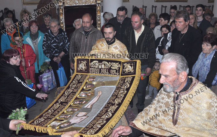 Призоваха да не се докасва Плащаницата и да не се минава под нея
