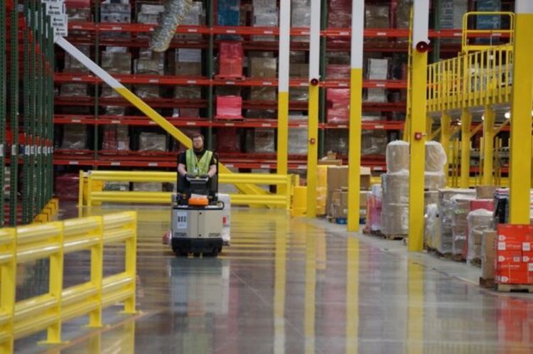Прокурори в 13 щата искат от Amazon данни за болни и починали от COVID-19 служители