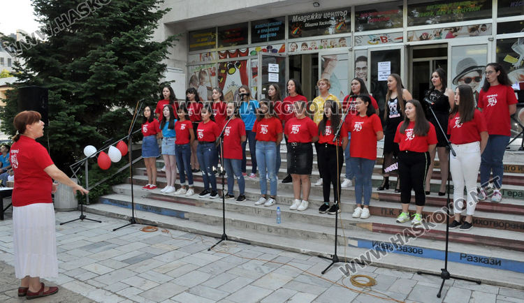Хор „Орфей“ приветства нови изпълнители и изпрати абитуриенти в годишния си концерт