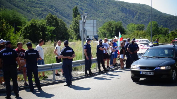 Четвърти ден продължава блокадата на пътя Стара Загора – Хасково