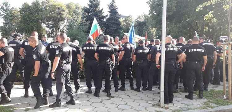 Двоен кордон полицаи пази парламента от протестиращите (на живо)