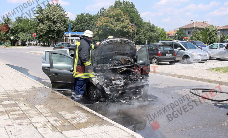 Автомобил горя в село Крепост