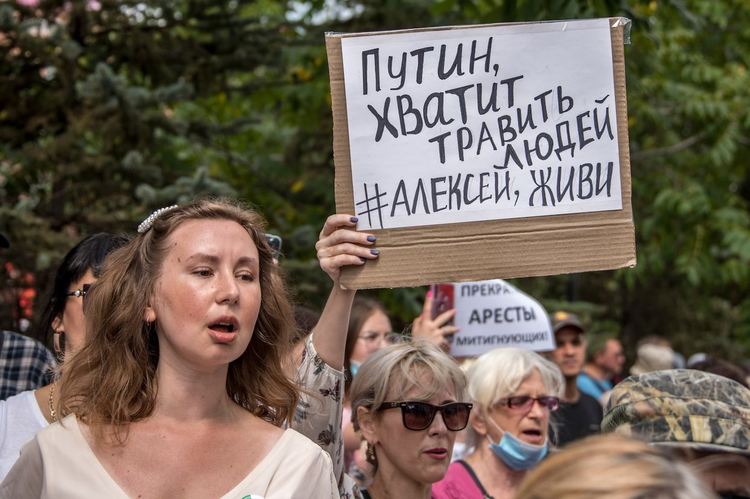 Навални ще оцелее след "атаката с отрова", но ще е "извън строя" месеци, според активист