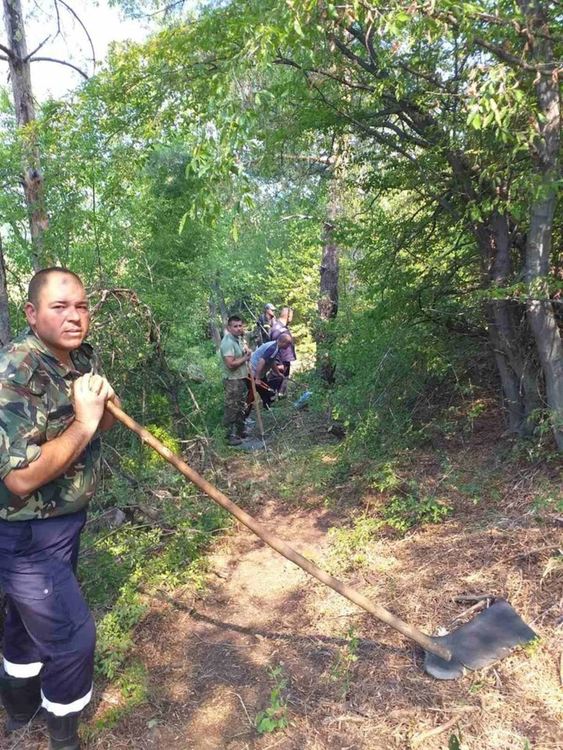 Кметът благодари на хората, включили се в гасенето на пожарите