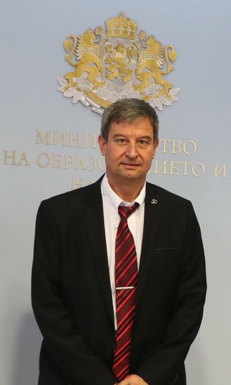 Синдикалисти недоумяват защо учители ще бъдат глобявани, ако ученик е без маска в училище