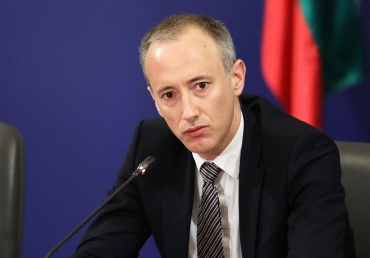 Министърът на образованието: Незаконно е събирането на пари от родителите за материали и консумативи