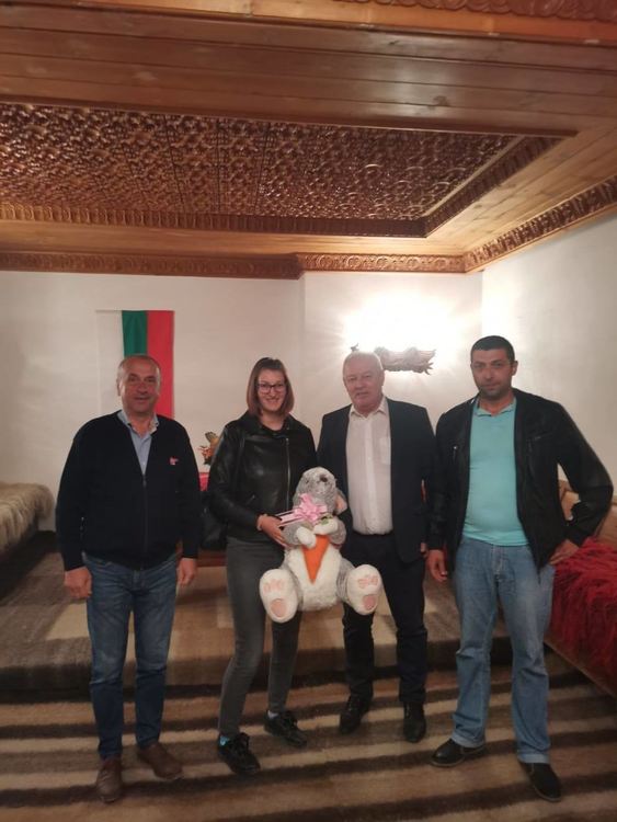 Новородено момиченце в Широка лъка получи подаръци от кмета Мелемов