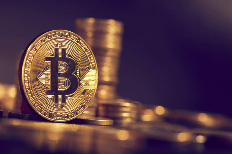 Биткоинът доближи 19 000 долара