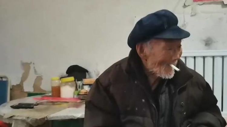 Китайски столетник твърди, че дължи дълголетието си ... на алкохола и цигарите