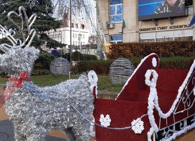 Разрушена коледна украса броени дни след поставянето й, кметът Грудев с призив