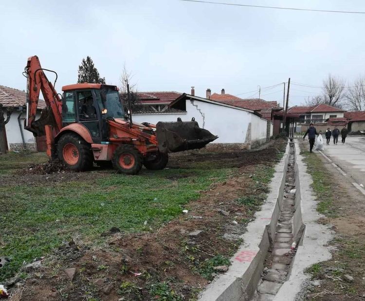 Ремонтираха канавки в село Градина