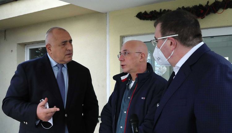 Борисов иска Мангъров да се ваксинира пред камери
