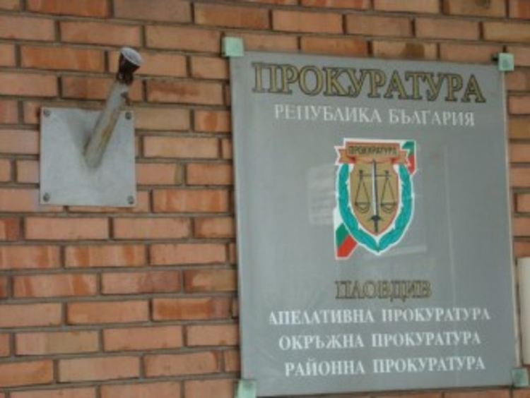Разследват трима за наркотици и лихварство, заловени с участието на първомайски полицаи