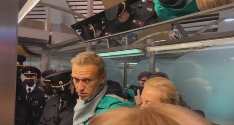 Съдът остави Навални за 30 дни в ареста, той призова за улични протести