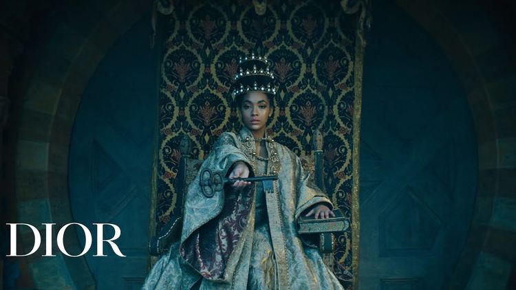 Dior откри Седмицата на висшата мода в Париж с пищни рокли и символи на Таро 