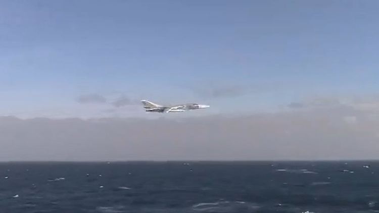 Руски изтребител Су-24 прелита до американски разрушител в Черно море
