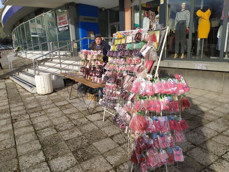 Първите мартенички вече са в центъра на Кърджали, носят надежда за здраве 