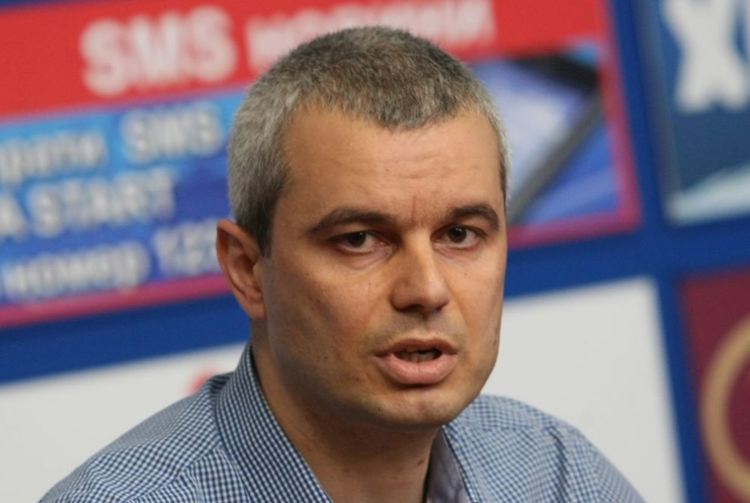 Съдът заличава Възраждане, симпатизанти на партията излизат на протест