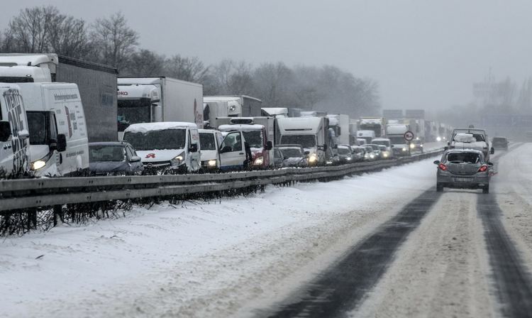 Обилен снеговалеж блокира стотици на магистралите в Германия и Великобритания