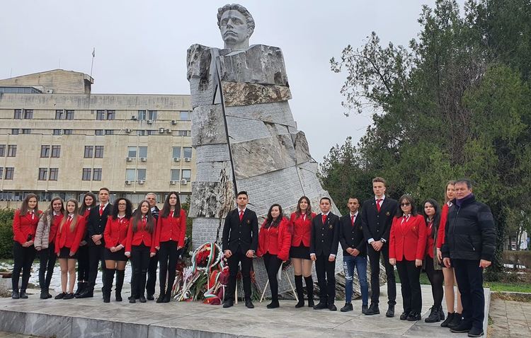 Славейковци се прекланят пред Левски