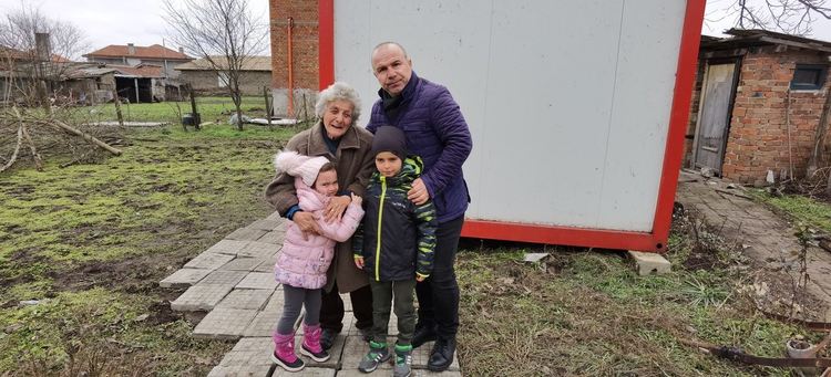 Децата от Галаксико в помощ на баба Иванка от Злато поле