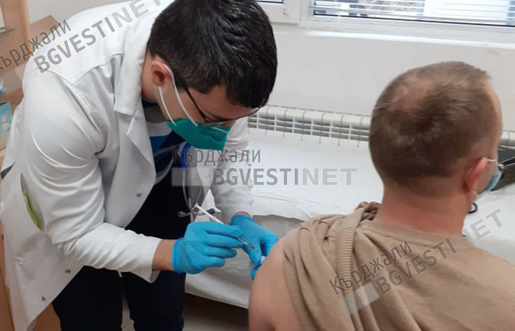 Недостиг на ваксини и в Кърджалийско,  голям наплив за имунизиране