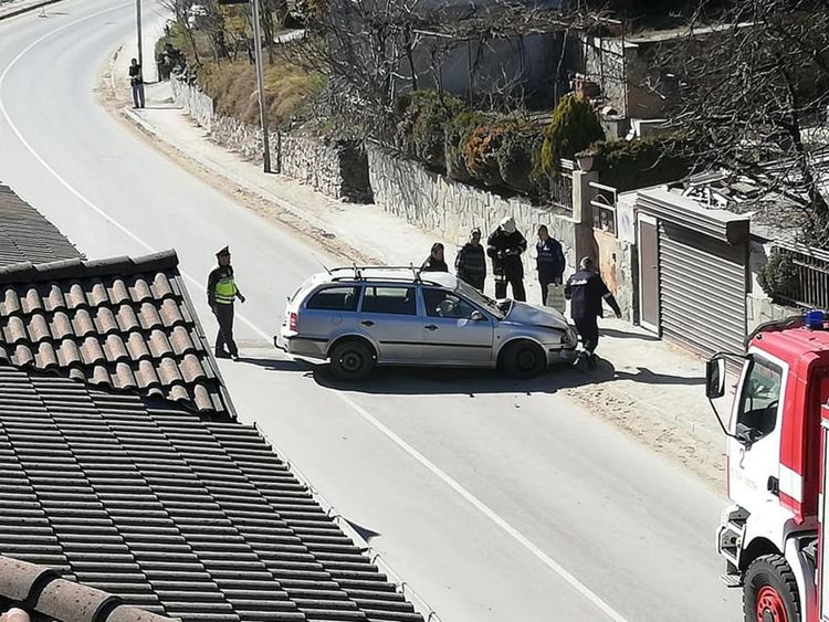Млад шофьор се блъсна във фасадата на жилищна сграда в Смолян, контузен е