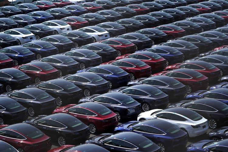Акциите на Tesla спаднали с една трета от туитовете на Мъск и недостига на чипове