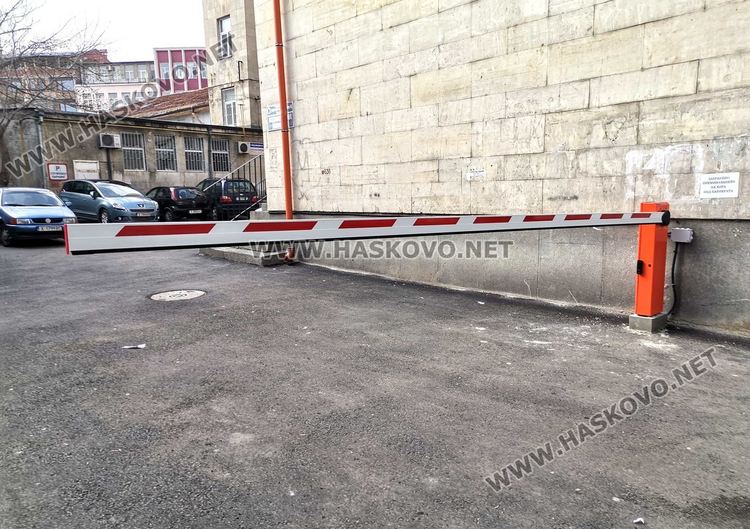 Паркингът зад Първа поликлиника вече е с бариера