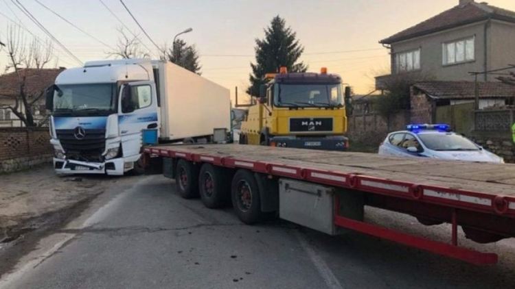 Tри тира се удариха по пътя Велико Търново - Русе