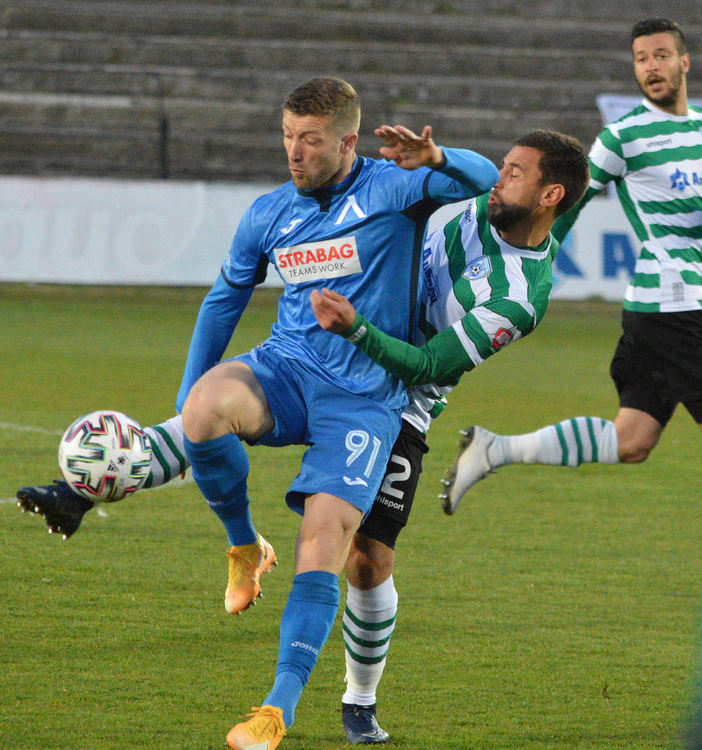 Черно море и Левски не успяха да си отбележат гол, домакините завършиха мача с 10 души