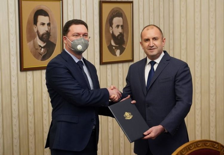 Президентът Радев връчи мандата на Даниел Митов за съставяне на правителство
