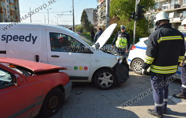 Водач на Опел пострада при катастрофа с автомобил на куриерска фирма
