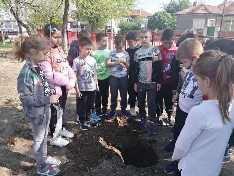 Ученици засадиха дръвче в памет на своята класна
