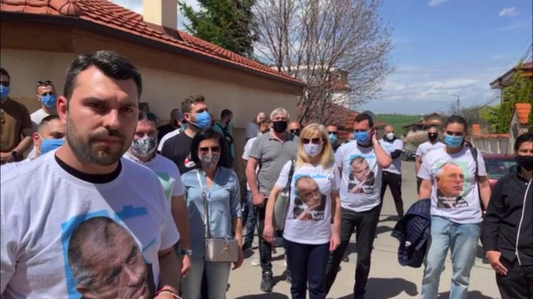 Младежката формация на ГЕРБ направи жив щит пред дома на Борисов