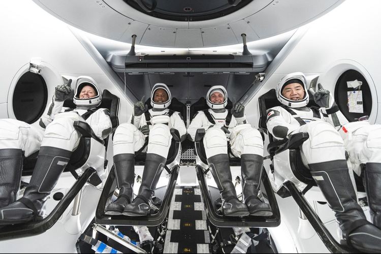SpaceX успешно върна на Земята четирима астронавти
