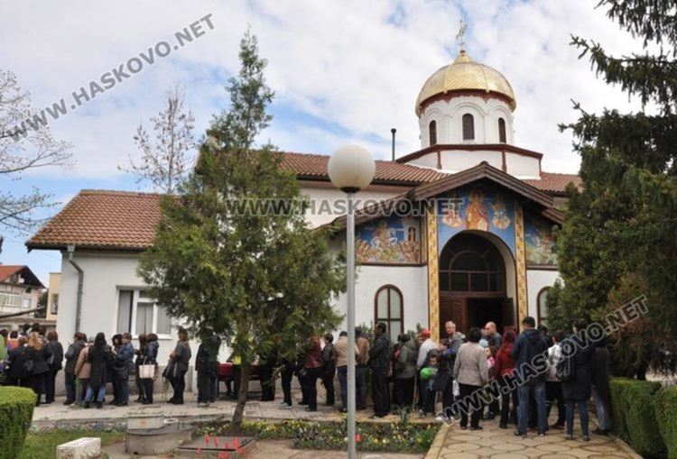 Крадци се опитаха да задигнат шкаф за дарения от димитровградската църква