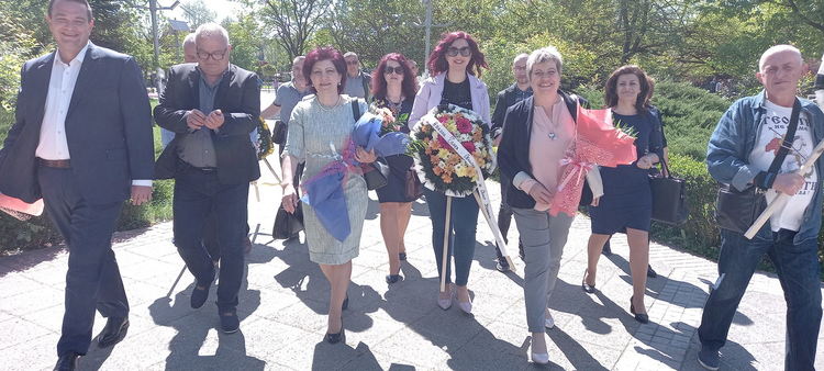 Зам.-председателят на парламента Цвета Караянчева поднесе цветя пред Паметника на освободителите