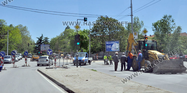 Удължиха затворения участък по „Съединение“ заради ремонта по водопровода, яки задръствания по обед