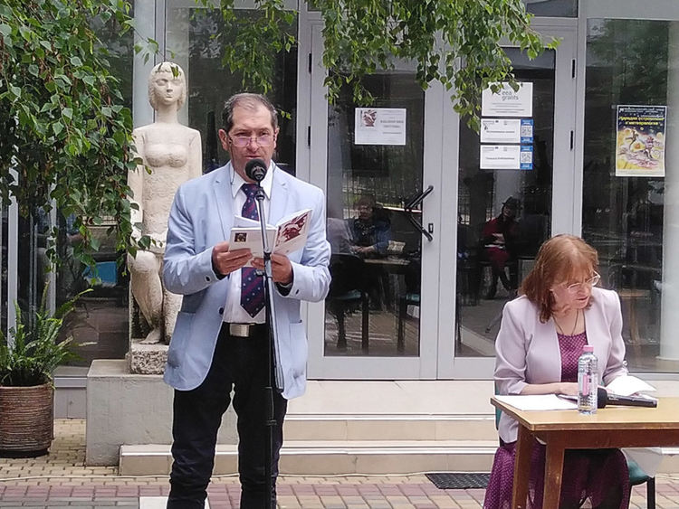 „Наблизо има светлина” на Хубен Стефанов свети в мрака на непознаваемото