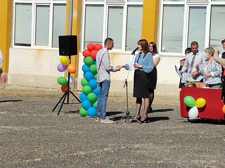 Изпратиха абитуриентите на Електрониката с питка и мед
